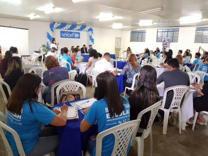 Mais de 20 municípios do sul e sudeste paraense recebem, nesta terça (20) e quarta-feira (21), no Centro Regional de Governo, em Marabá, capacitação do Selo Unicef, edição 2017-2020. Um dos temas apresentados no primeiro dia do evento foi o atendimento do Pro Paz Integrado na região. “O diferencial do programa Pro Paz é trabalhar e disseminar a cultura de paz, reduzindo o índice de violência contra a mulher e contra a criança e o adolescente”, disse a coordenadora do Movimento pela Valorização do Estatuto da Criança e do Adolescente (Mover), Angelina Falcão. Entre os objetivos do encontro está apresentar a metodologia do selo e do 1º Fórum Comunitário, que deve ser promovido pelos municípios. A assistente de Programas da Unicef em Belém, Dariane Sousa, esclarece que “o Selo Unicef tem procurado aproximar as ações dos municípios para que sejam reduzidas as desigualdades e os direitos garantidos”.
FOTO: KÉLIA SANTOS / ASCOM CRGSP
DATA: 20.03.2018
MARABÁ - PARÁ <div class='credito_fotos'>Foto: KÉLIA SANTOS / ASCOM CRGSP | <a href='/midias/2018/originais/0367fb8c-e235-405f-b889-cd89da1aaf37.jpg' download><i class='fa-solid fa-download'></i> Download</a></div>