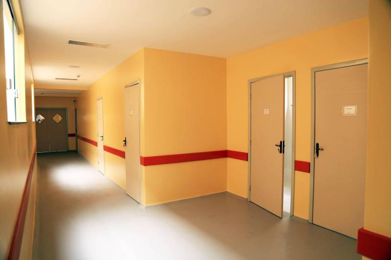 O novo Hospital Santa Rosa, no município de Abaetetuba, no nordeste do Pará, está pronto e será entregue pelo governo do Estado à Prefeitura, na primeira quinzena do mês de dezembro.

FOTO: MÁCIO FERREIRA / AG. PARÁ
DATA: 29.11.2018
ABAETETUBA - PARÁ <div class='credito_fotos'>Foto: MÁCIO FERREIRA/ AG. PARÁ   |   <a href='/midias/2018/originais/036bd79e-e029-4e06-936c-5f76dbfb18f0.jpg' download><i class='fa-solid fa-download'></i> Download</a></div>