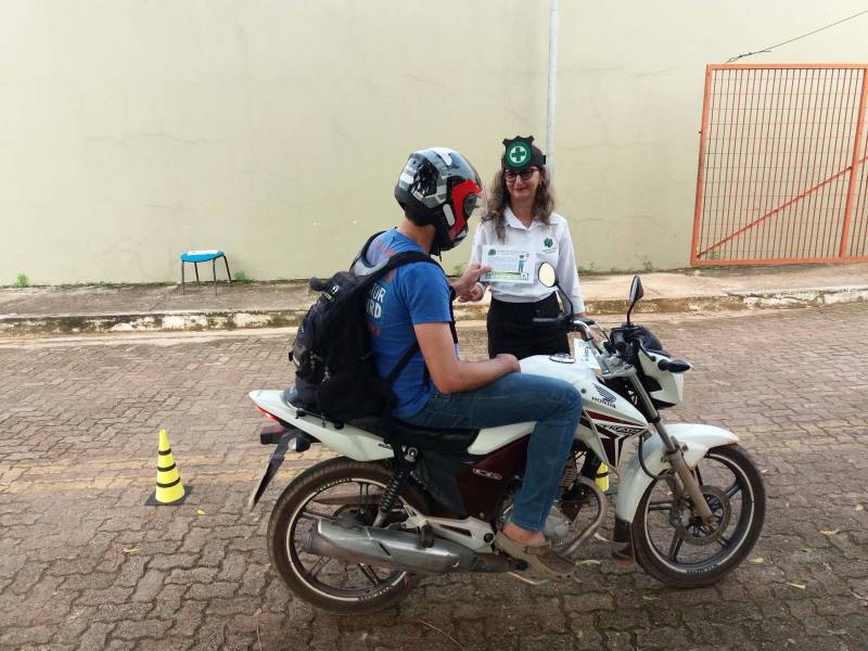 Diante dessa constatação, a direção do HGT, por meio da Comissão Interna de Prevenção de Acidente (Cipa), está promovendo campanha com blitz interna (foto) junto aos colaboradores, usuários e acompanhantes para incentivo do uso do capacete por parte dos condutores de motos e o cinto de segurança nos motoristas de carros, além de comportamento cordial e de atenção à legislação vigente. A ação teve início dia 28 de março e não tem data para encerrar. As ações são realizadas com palestras, distribuição de material educativo e atividades dinâmicas no Hall de entrada do hospital, a área frontal e de estacionamento. A ação conta com apoio do Grupo de Trabalho de Humanização (GTH).
FOTO: ASCOM / HGT
DATA: 07.04.2018
TAILÂNDIA - PARÁ
<div class='credito_fotos'>Foto: ASCOM / HGT | <a href='/midias/2018/originais/03733ce5-827e-46e1-a284-1d9d8bba0e42.jpg' download><i class='fa-solid fa-download'></i> Download</a></div>