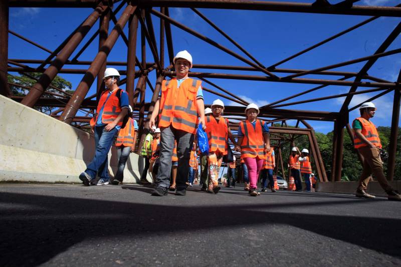 Alunos com deficiência atendidos pela Fundação Pestalozzi do Pará (FPPA) visitaram na manhã desta quinta-feira (3) as obras de prolongamento da Avenida João Paulo II, acompanhados por familiares, pela coordenadora da Fundação, Inês Pereira, e professores da Universidade da Amazônia (Unama), que fizeram a interlocução com o Núcleo de Gerenciamento de Transporte Metropolitano (NGTM), responsável pela obra.
FOTO: ROLDOFO OLIVEIRA / AG. PARÁ
DATA: 03.05.2018
BELÉM - PARÁ <div class='credito_fotos'>Foto: Rodolfo Oliveira/Ag. Pará | <a href='/midias/2018/originais/0374f297-9dc8-4781-ade4-77772257da00.jpg' download><i class='fa-solid fa-download'></i> Download</a></div>