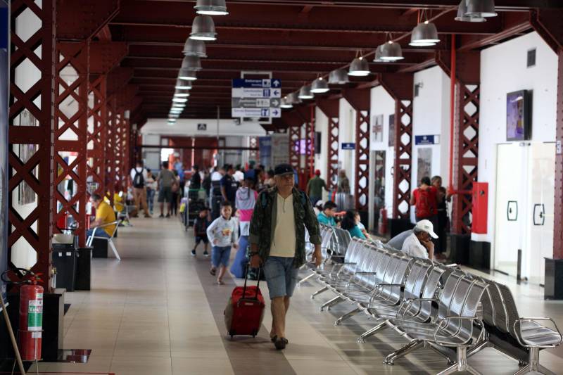 Quem utiliza o Terminal Hidroviário do Porto de Belém “Luiz Rebelo Neto”, seja para chegar ou sair da capital paraense por meio dos rios, há quatro anos sente uma grande diferença ao comparar o local com os demais portos existentes na cidade.
FOTO: SIDNEY OLIVEIRA / AG. PARÁ
DATA: 23.05.2018
BELÉM - PARÁ <div class='credito_fotos'>Foto: Sidney Oliveira/Ag. Pará | <a href='/midias/2018/originais/03755396-a1d0-47ec-8c44-2b5b2f2c9574.jpg' download><i class='fa-solid fa-download'></i> Download</a></div>