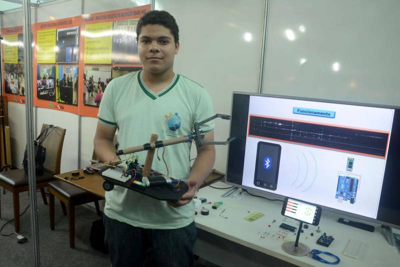 O projeto "Tecnologias sustentáveis: braço robótico" foi apresentado, nesta terça-feira (5), no estande da Secretaria de Estado de Educação (Seduc), na 22ª Feira Pan-Amazônica do Livro, no Hangar Convenções e Feiras da Amazônia com programação até o dia 10, com entrada franca. Criado em 2017 por estudantes do ensino técnico da Escola Estadual Dom Aristides Pirovano, o projeto busca incluir pessoas com deficiência utilizando materiais de baixo custo na fabricação do braço robótico. Membro da equipe desenvolvedora, o aluno Ayrton Sousa (foto), 17 anos, apresentava aos visitantes a sua criação. "Tivemos a ideia de fazer um projeto utilizando materiais recicláveis e sustentáveis. Levamos cerca de três meses para produzir este braço robótico e nosso objetivo é aprimorar ele cada vez mais", conta o estudante.

FOTO: RAI PONTES / ASCOM SEDUC
DATA: 05.06.2018
BELÉM - PARÁ <div class='credito_fotos'>Foto: Rai Pontes/Ascom Seduc   |   <a href='/midias/2018/originais/037d7001-cbc9-4c5e-9b0a-f43acbdc9d36.jpg' download><i class='fa-solid fa-download'></i> Download</a></div>