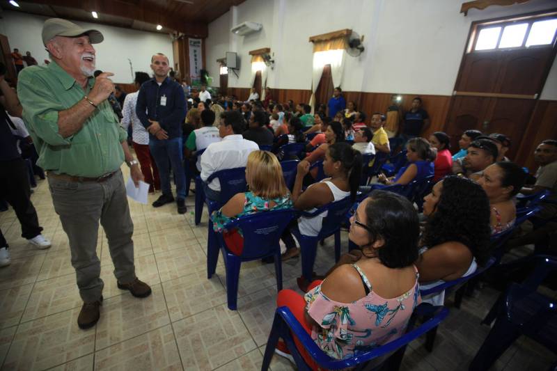 O produtor rural Nilson Corrêa da Silva, 23 anos, mora na comunidade Santo Ezequiel Moreno e produz alimentos em 700 hectares de terra na agrovila Acutipereira, no município de Portel, no arquipélago do Marajó. Mesmo morando e produzindo alimentos na comunidade, ele não possuía título de propriedade de terra. Para beneficiar produtores como Nilson, o governador Simão Jatene entregou, na manhã desta sexta-feira (23), títulos coletivos que beneficiaram mais de mil famílias. Os títulos também beneficiaram comunidades remanescentes de quilombos e povos tradicionais do município marajoara. O Pará foi o Estado que mais titulou áreas em prol dos remanescentes de quilombos no Brasil. Das 170 comunidades tituladas no país, 62 estão no Pará, sendo que destas 53 foram tituladas pelo Instituto de Terras do Pará (Iterpa).

FOTO: MÁCIO FERREIRA / AG. PARÁ
DATA: 23.03.2018
PORTEL - PARÁ <div class='credito_fotos'>Foto: MÁCIO FERREIRA/ AG. PARÁ   |   <a href='/midias/2018/originais/0386a369-bf28-4e1a-b499-10e663034fb3.jpg' download><i class='fa-solid fa-download'></i> Download</a></div>