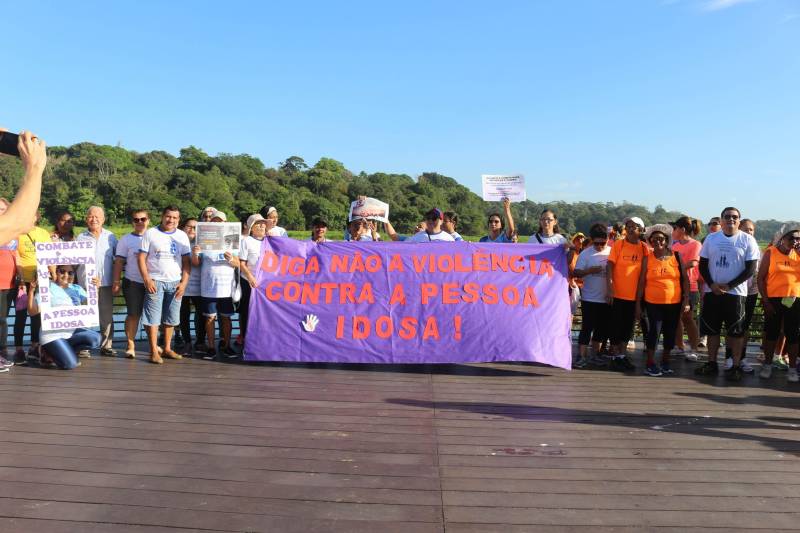 Entidades governamentais e não-governamentais de assistência à pessoa idosa promoveram uma manhã de sensibilização (foto) em alusão ao Dia Mundial de Conscientização da Violência contra a Pessoa Idosa, comemorado nesta sexta-feira (15). A programação contou com uma caminhada e apresentação cultural no Parque Estadual do Utinga, em Belém, e foi promovida pelo Conselho Estadual dos Direitos da Pessoa Idosa (Cedpi). A caminhada iniciou às 7h com um alongamento, e teve a participação de mais de 200 pessoas de grupos de apoio ao idoso. O percurso começou no novo pórtico de entrada do Parque e se estendeu até o Mirante, onde foi realizada uma aula de fisiotaishi – mistura de fisioterapia com técnicas chinesas. No total, os participantes percorreram três quilômetros.
FOTO: ASCOM / SEEL
DATA: 15.06.2018
BELÉM - PARÁ <div class='credito_fotos'>Foto: ASCOM SEEL | <a href='/midias/2018/originais/038cb3ab-f38d-42f2-96e4-7599c9e0ac2f.jpg' download><i class='fa-solid fa-download'></i> Download</a></div>