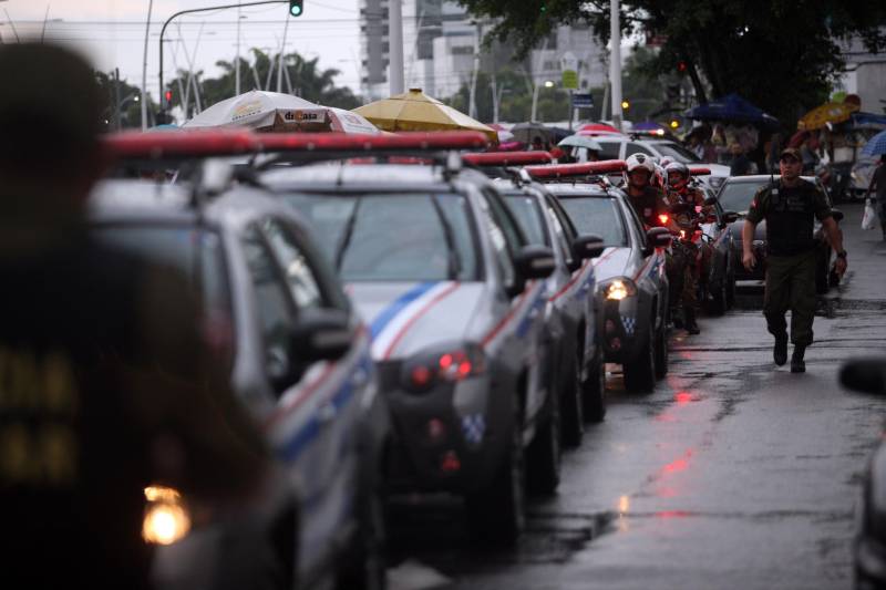 Na tarde de ontem, a Polícia Militar deflagrou a Operação “Polícia nas Ruas” (foto), o que levou um reforço de policiamento a oito bairros da capital. A partir das 16h, cerca de 80 militares de diversos batalhões, subordinados ao Comando de Policiamento da Capital I (CPC I), atuaram no incremento da segurança em toda a área do 2º Batalhão de Polícia Militar (2º BPM). Na Operação foram utilizadas sete viaturas e 25 motocicletas que, segundo o major Diógenes Braga, subcomandante do 2º BPM e comandante da Operação, serviram para dar apoio direto aos policiais que foram divididos no policiamento a pé, em pontos estratégicos dos bairros.
FOTO: THIAGO GOMES / AG. PARÁ
DATA: 05.05.2018
BELÉM - PARÁ <div class='credito_fotos'>Foto: Thiago Gomes /Ag. Pará | <a href='/midias/2018/originais/038df68f-5d0f-4d02-b28c-763fc3c9b9d7.jpg' download><i class='fa-solid fa-download'></i> Download</a></div>
