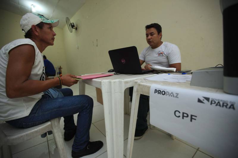 Nesta sexta-feira, uma programação (foto) alegre e diferenciada marcou as comemorações pelos 14 anos do Pro Paz no Pará, iniciativa que surgiu em 2004 como um programa do Governo do Estado, convertida mais tarde em política pública por força de decreto, até se consolidar, em 2015, na Fundação Pro Paz, que tem a missão de racionalizar e ordenar recursos e ações para transformar a vida de milhares de paraenses em situação de vulnerabilidade social. A existência do Pro Paz fez do Pará vanguarda na Federação, por ser o único estado que possui, há mais de dez anos, um protocolo padrão para atendimento a crianças e adolescentes vítimas de violência que é modelo para o Brasil, referendado pela ONG Childhood Brasil e reconhecido pela ONU. O modelo referência do trabalho do Pro Paz foi que levou o Pará a ganhar da Organização das Nações Unidas (ONU), em 2015, o reconhecimento por manter uma das onze melhores práticas das Américas para a integração de sistemas de segurança pública com políticas sociais.
FOTO: MÁCIO FERREIRA / AG. PARÁ
DATA: 29.06.2018
BELÉM - PARÁ <div class='credito_fotos'>Foto: MÁCIO FERREIRA/ AG. PARÁ | <a href='/midias/2018/originais/03928274-09bc-4b55-9f41-c0bbe84e4624.jpg' download><i class='fa-solid fa-download'></i> Download</a></div>
