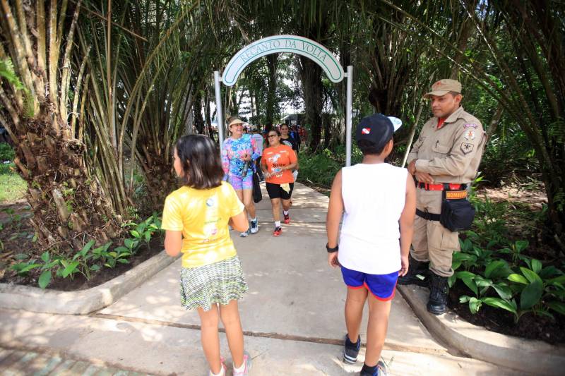 Uma reabertura feita a milhares de mãos. A fita inaugural colocada no inicio da trilha principal do Parque do Utinga foi rompida por mais de cinco mil pessoas ansiosas pelo inicio da caminhada, marcando o segundo dia da programação de reabertura do mais novo espaço paraense de lazer e interatividade com a natureza.
FOTO: MÁCIO FERREIRA / AG. PARÁ
DATA: 17.03.2018
BELÉM - PARÁ <div class='credito_fotos'>Foto: MÁCIO FERREIRA/ AG. PARÁ | <a href='/midias/2018/originais/0394abb0-7ad7-4c42-8f13-784782d79c32.jpg' download><i class='fa-solid fa-download'></i> Download</a></div>