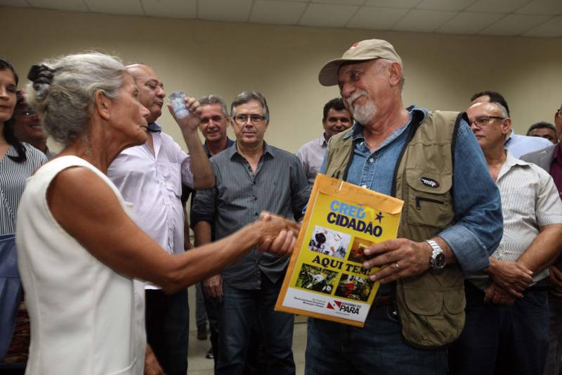 O Governador do Estado, Simão Jatene, também entregou para a região mais de 90 viaturas (foto) , 65 caminhonetes e 27 carros utilitários (pálios weekend), com destaque para duas da patrulha rural e uma para ronda escolar específica para Marabá. O Secretário de Estado de Segurança Pública, Luiz Fernandes, ressaltou que os veículos vão substituir a frota nas regiões sul e sudeste. “Surgiu uma demanda do policiamento rural, e já uma semana depois, por determinação do governador, já trouxemos as viaturas e já temos o policiamento disponível para fazer esse patrulhamento, que vai iniciar na região sudeste, mas se estenderá para a região sul e nordeste do estado. Hoje estamos substituindo toda a frota de veículos da região sul e sudeste, além disso o governador determinou onde tiver policiamento vai ter uma viatura, e já foi apresentado para a região os novos policiais que tomaram posse, nós não temos mais nenhum município sem delegado”, pontuou. Outras conquistas citada pelo Secretário da SEGUP foi o aumento do Núcleo de Apoio à Investigação e a criação de um conselho regional para acompanhar as ações de segurança pública.
FOTO: SIDNEY OLIVEIRA / AG. PARÁ
DATA: 06.04.2018
MARABÁ - PARÁ <div class='credito_fotos'>Foto: Sidney Oliveira/Ag. Pará | <a href='/midias/2018/originais/039b3f84-fee9-4308-8ebb-a805975ff0c0.jpg' download><i class='fa-solid fa-download'></i> Download</a></div>
