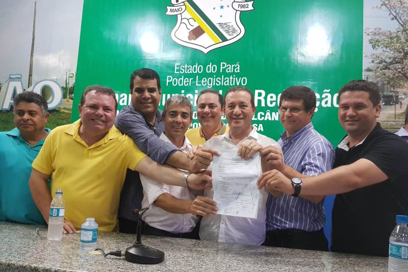 E também neste domingo (20), na Câmara Municipal de Vereadores de Redenção, o secretário Regional Jorge Bittencourt assinou ordem de serviço para recuperação e pavimentação asfáltica de 10 quilômetros de vias públicas no município. Um investimento do Governo do Estado de R$ 5.389.222,44.
FOTO: ASCOM CRGSP
DATA: 20.05.2018
REDENÇÃO - PARÁ <div class='credito_fotos'>Foto: ASCOM CRGSP | <a href='/midias/2018/originais/03a13fdf-4537-4bd0-b6c8-9ebafdcf1527.jpg' download><i class='fa-solid fa-download'></i> Download</a></div>