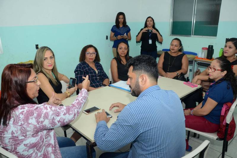 Melhorar os números do Índice de Desenvolvimento da Educação Básica (Ideb) a partir de ações articuladas nas escolas focalizando a eficiência no processo de alfabetização de alunos da 1ª e 2ª série da rede pública. Esse é o objetivo do “Mais Alfabetização” (foto), um programa do Governo Federal que foi implantado desde o início do ano no Pará por meio da Diretoria de Educação Infantil e Fundamental da Secretaria de Estado de Educação (Seduc) e que teve resultados positivos em seu projeto piloto. Nos dias 11 e 12 de dezembro, a ideia de fazer uma espécie de intercâmbio de experiências entre duas escolas que aderiram ao programa surpreendeu. As escolas Lenira Teixeira Moura e Deputado Armando Correa assumiram o protagonismo de experimentar na prática a proposta do programa e compartilharam os resultados. Para a diretora Oneide Bojo, da Escola Lenira Teixeira Moura, do bairro da Cabanagem, em Belém, "O programa foi uma experiência muito positiva, principalmente por proporcionar um acompanhamento eficiente de cada aluno, por meio da ferramenta tecnológica disponibilizada pelo programa".

FOTO: FERNANDO NOBRE / ASCOM SEDUC
DATA: 13.12.2018
BELÉM - PARÁ <div class='credito_fotos'>Foto: FERNANDO NOBRE/ASCOM SEDUC   |   <a href='/midias/2018/originais/03a46cb7-e790-4f83-b6b3-c57203946c0b.jpg' download><i class='fa-solid fa-download'></i> Download</a></div>