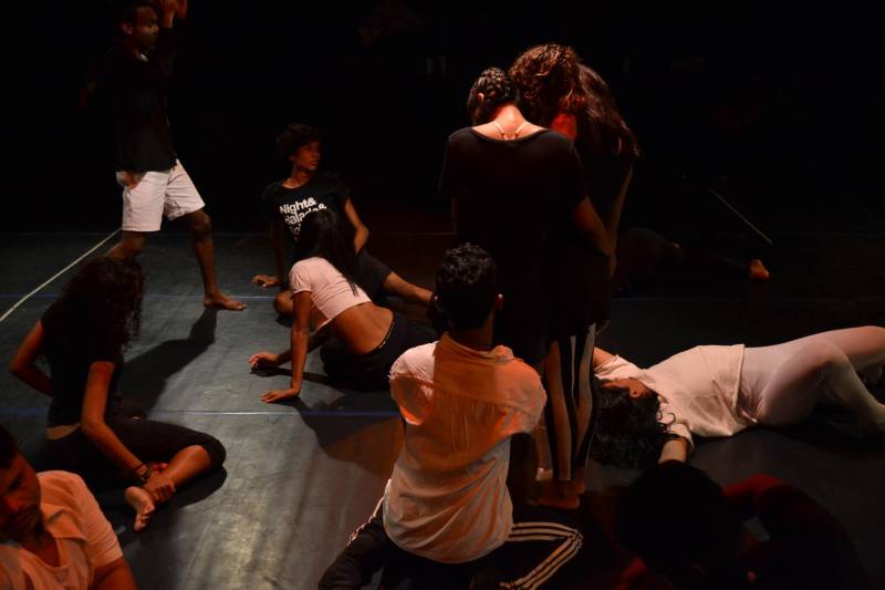 Questões sociais são a base do espetáculo de dança intitulado “MUdanças”, criado pelos alunos da oficina de Danças Urbanas, uma das atividades oferecidas pelo Núcleo Curro Velho, da Fundação Cultural do Pará (FCP). A apresentação será nesta quarta-feira (28), às 18h30, no hall de entrada do teatro do Curro Velho. A entrada é franca.

FOTO: ASCOM FCP
DATA: 27.11.2018
BELÉM - PARÁ <div class='credito_fotos'>Foto: ASCOM FCP   |   <a href='/midias/2018/originais/03ac2f08-aa03-4e89-8416-1b5b9d32666c.jpg' download><i class='fa-solid fa-download'></i> Download</a></div>