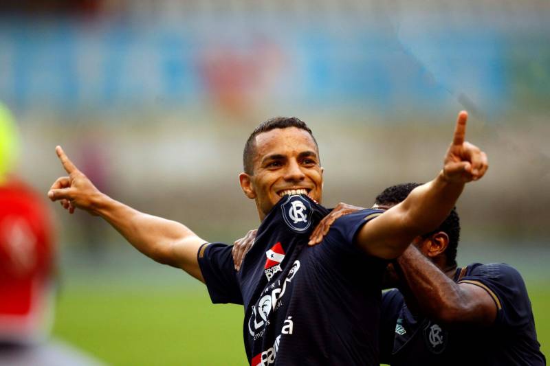 O Clube do Remo venceu o Paysandu por 2 a 1 na tarde deste domingo, partida realizada no Estádio Mangueirão, e largou na frente pelo título do Campeonato Paraense de 2018. Na foto, o jogador Rodriguinho comemora gol marcado.
FOTO: THIAGO GOMES / AG. PARÁ
DATA: 01.04.2018
BELÉM - PARÁ <div class='credito_fotos'>Foto: Thiago Gomes /Ag. Pará | <a href='/midias/2018/originais/03ac9571-fc1a-4273-b03a-d0e08d49f029.jpg' download><i class='fa-solid fa-download'></i> Download</a></div>
