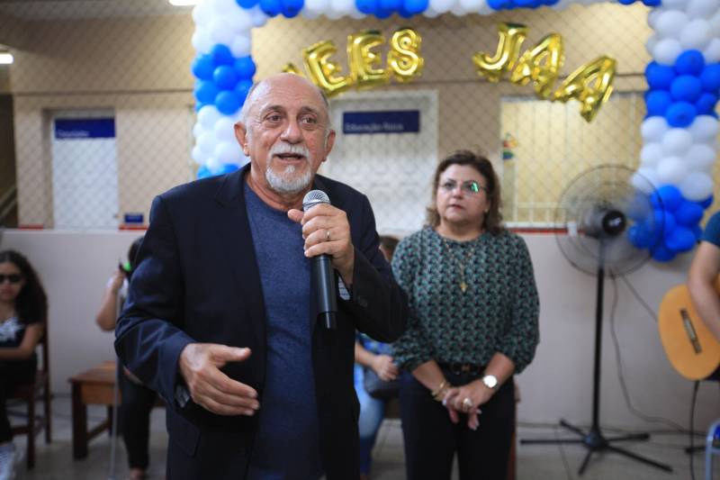 "Hoje vim para uma agenda de inauguração, mas vivi uma experiência de amor, que emana em cada ação dos alunos, professores, direção e de cada um que faz parte desta escola que se torna tão especial porque tem alma". A declaração foi feita pelo governador Simão Jatene (foto), nesta terça, 27, durante a inauguração da obra de reforma e ampliação da Escola Álvares de Azevedo, localizada no Bairro de Batista Campos, em Belém. O governador transformou a inauguração em uma grande confraternização. Passou a tarde na Escola e fez questão de cantar e dançar com os alunos, que expressaram muita gratidão pela obra. Atendendo atualmente 436 alunos, a “Álvares de Azevedo” é uma Unidade Especializada dedicada à educação de estudantes com deficiência visual, e que trabalha nos eixos da educação e da habilitação.
FOTO: MÁCIO FERREIRA / AG. PARÁ
DATA: 27.03.2018
BELÉM - PARÁ <div class='credito_fotos'>Foto: MÁCIO FERREIRA/ AG. PARÁ | <a href='/midias/2018/originais/03ad0554-b657-4f54-9503-ad9888aace52.jpg' download><i class='fa-solid fa-download'></i> Download</a></div>