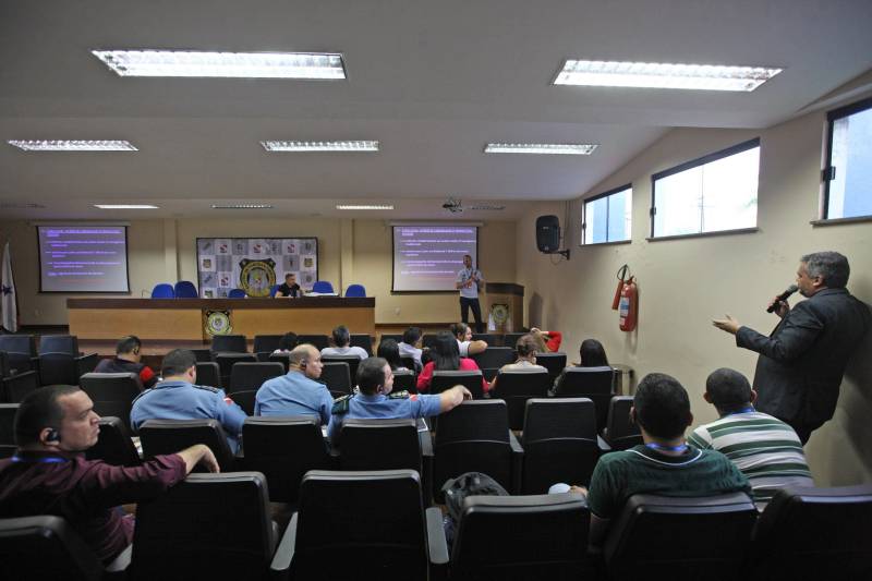 “O nível da perícia paraense é muito bom, sobretudo na polícia científica, eles têm muitos conhecimentos e são muito interessados em assimilar as nossas novas técnicas” A opinião é de Sebastian Valentim, major que há 10 anos atua na brigada criminal de Paris. Sebastiam é um dos dois peritos franceses, agentes da Polícia do Brigade Criminelle e do Service Régionale d'Identité Judiciaire, que estão dando aulas de qualificação durante esta Semana de Intercâmbio de Investigação Criminal: Brasil x França - O Local de Homicídio em Evidência. O evento começou na segunda-feira e vai até sexta, com aulas práticas e teóricas. “Esse treinamento é fruto de um programa do Governo do Estado e CPC, de aproximação com as embaixadas, buscando a capacitação através da expertise desses países que têm uma tecnologia e protocolos de administração avançados”, disse Mário Guzzo, coordenador da capacitação.
FOTO: MARCELO LELIS / AG. PARÁ
DATA: 25.04.2018
BELÉM - PARÁ <div class='credito_fotos'>Foto: Marcelo Lelis / Ag. Pará | <a href='/midias/2018/originais/03bc9d43-f79c-422b-99d5-86ea7b62c9e2.jpg' download><i class='fa-solid fa-download'></i> Download</a></div>