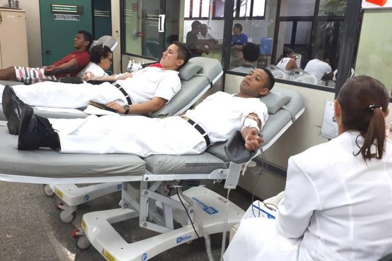 Desde esta terça-feira, dia 5, até a próxima sexta-feira, o Comando do 4º Distrito Naval da Marinha do Brasil realiza campanha de doação de sangue na sede da Fundação Centro de Hemoterapia e Hematologia do Pará (Hemopa), em Belém. Durante os quatro dias, cerca de 420 militares devem participar da iniciativa, que representa uma ajuda e tanto para o estoque de sangue do hemocentro.

FOTO: ASCOM HEMOPA
DATA: 05.06.2018
BELÉM - PARÁ <div class='credito_fotos'>Foto: Ascom Hemopa   |   <a href='/midias/2018/originais/03c170f9-13ff-4404-8d8c-1aae6a8f7b68.jpg' download><i class='fa-solid fa-download'></i> Download</a></div>