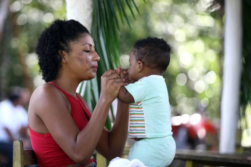 “Ter a posse da terra é a certeza de que nunca iremos perder o nosso direito, que nossos filhos e nossos netos poderão dar continuidade a nossa história em segurança. Foram anos de luta até chegar esse dia, agraciados com a assinatura do nosso título de terra. Só temos a agradecer a todos que fizeram parte disso e a cada um que lutou junto para que hoje isso se tornasse realidade”. A fala emocionada foi de seu Mário Araújo Silva, presidente da Associação Remanescente de Quilombo Espírito Santo, localizada no município do Acará, no nordeste do Estado. Ele assinou, neste sábado (24), junto com o governador Simão Jatene, o título que dá a posse da terra a comunidade. A fala do presidente traduz o sentimento das dezenas de famílias que moram no local, que agora tem a posse legítima do local onde seus antepassados viveram. “Sou filho de mãe negra. Nasci aqui como minha vó, bisavó, que fazem parte da história dessa comunidade que já existe a mais de 300 anos.
FOTO: SIDNEY OLIVEIRA / AG. PARÁ
DATA: 24.03.2018
ACARÁ - PARÁ <div class='credito_fotos'>Foto: Sidney Oliveira/Ag. Pará | <a href='/midias/2018/originais/03c63159-4e00-441b-b658-a9265e651328.jpg' download><i class='fa-solid fa-download'></i> Download</a></div>