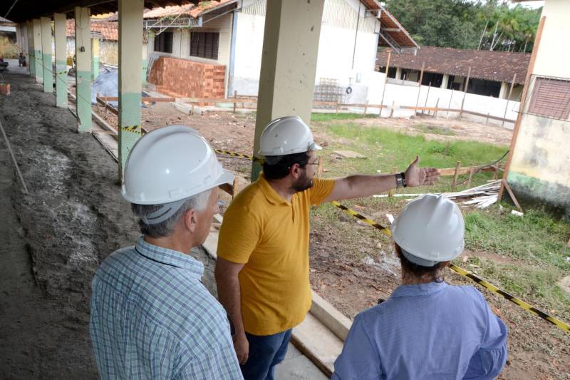 A Secretaria do Estado de Educação (Seduc) recebeu, nos dias 29 e 30 de maio, a Missão de Salvaguardas Ambientais do Banco Interamericano de Desenvolvimento (BID). O objetivo da visita de dois técnicos da organização foi acompanhar a gestão ambiental e social do Programa de Melhoria da Qualidade e Expansão da Cobertura da Educação Básica. Na foto, visitada a Escola Professora Ruth dos Santos Almeida está na fase inicial de reforma e ampliação.

FOTO: ELISEU DIAS / ASCOM SEDUC
DATA: 30.05.2018
BELÉM - PARÁ <div class='credito_fotos'>Foto: Eliseu Dias / Ascom Seduc   |   <a href='/midias/2018/originais/03ce9f8f-24ff-43c0-b57c-b66881830015.jpg' download><i class='fa-solid fa-download'></i> Download</a></div>