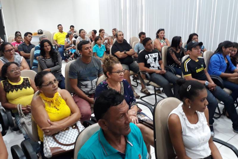 O programa CredCidadão continua na região do Baixo Amazonas. Após concretizar os sonhos de empreendedores dos municípios de Belterra e Mojuí dos Campos, agora foi a vez da entrega de microcrédito para 50 micro e pequenos empreendedores de Santarém. Na ocasião, foram liberados R$ 213.900,00 para diferentes áreas: artesanato; confecções; artigos em geral; panificação; tapeçaria; farmácia, entre outros. O programa, que faz parte das ações do Pará 2030, já contabiliza mais de 700 pessoas contempladas e quase R$ 2,5 milhões liberados no município.
FOTO: SAMUEL ALVARENGA / AG. PARÁ
DATA: 03.05.2018
SANTARÉM - PARÁ <div class='credito_fotos'>Foto: SAMUEL ALVARENGA/AG.PARÁ | <a href='/midias/2018/originais/03ded6e8-2dee-4a55-87a2-caeca045db3f.jpg' download><i class='fa-solid fa-download'></i> Download</a></div>