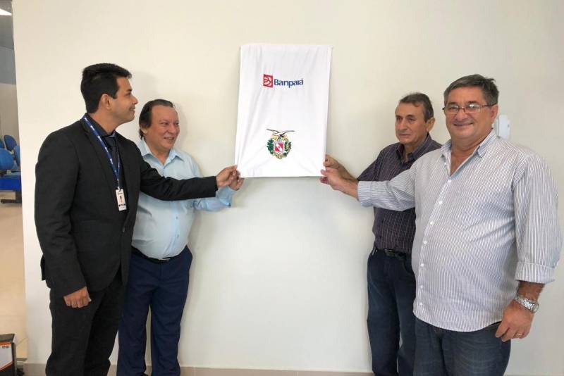 O Banco do Estado do Pará (Banpará) inaugurou na manhã desta segunda-feira (17), as novas instalações da agência de Breves (foto), município localizado no Arquipélago do Marajó. O Banco está presente na cidade desde 1976 e, hoje, disponibilizou aos seus clientes e usuários um novo espaço com mais conforto e tecnologia de ponta. As novas dependências da Agência atendem às exigências de acessibilidade, além de contar com mobiliário e equipamentos com requisitos de fácil acesso. Na cerimônia de inauguração estiveram presentes o diretor Jorge Antunes da Diretoria Comercial e Fomento, autoridades, funcionários e clientes. Jorge Antunes destacou durante o discurso de inauguração que em 2018 a prioridade do Banpará foi a de padronizar e/ou revitalizar as agências já existentes. “Este ano entregamos nove instalações completamente revitalizadas. Dentre as nossas prioridades, está a melhoria do acesso às nossas agências. Os novos espaços contribuem significativamente com a celeridade, comodidade e qualidade dos serviços disponibilizados aos clientes e usuários”, disse o diretor.

FOTO: ASCOM / BANPARÁ
DATA: 17.12.2018
BREVES - PARÁ <div class='credito_fotos'>Foto: Ascom Banpará   |   <a href='/midias/2018/originais/03ea7441-cf02-4f67-a3b7-d961b29abded.jpg' download><i class='fa-solid fa-download'></i> Download</a></div>