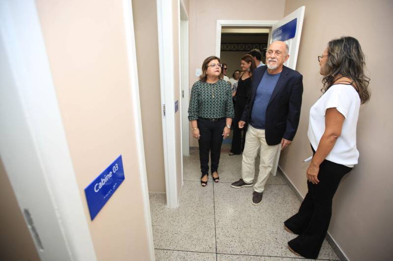 "Hoje vim para uma agenda de inauguração, mas vivi uma experiência de amor, que emana em cada ação dos alunos, professores, direção e de cada um que faz parte desta escola que se torna tão especial porque tem alma". A declaração foi feita pelo governador Simão Jatene (foto), nesta terça, 27, durante a inauguração da obra de reforma e ampliação da Escola Álvares de Azevedo, localizada no Bairro de Batista Campos, em Belém. O governador transformou a inauguração em uma grande confraternização. Passou a tarde na Escola e fez questão de cantar e dançar com os alunos, que expressaram muita gratidão pela obra. Atendendo atualmente 436 alunos, a “Álvares de Azevedo” é uma Unidade Especializada dedicada à educação de estudantes com deficiência visual, e que trabalha nos eixos da educação e da habilitação.
FOTO: MÁCIO FERREIRA / AG. PARÁ
DATA: 27.03.2018
BELÉM - PARÁ <div class='credito_fotos'>Foto: MÁCIO FERREIRA/ AG. PARÁ | <a href='/midias/2018/originais/03eaffcb-3dbb-4baf-b36d-c6b8dc53f85b.jpg' download><i class='fa-solid fa-download'></i> Download</a></div>