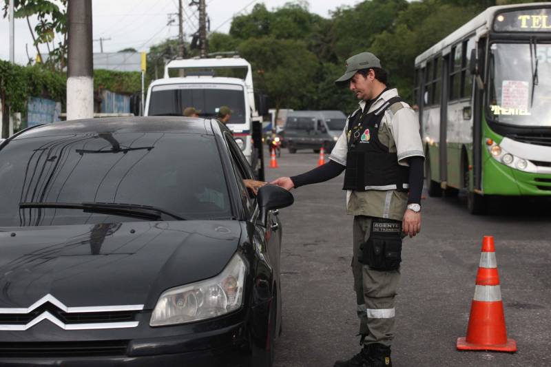 A Polícia Militar e agentes de Departamento de Trânsito do Pará (Detran) realizaram a Operação “Ônibus Seguro” no final a tarde desta terça-feira (08), na avenida Pedro Álvares Cabral. 

FOTO: CARLOS SODRÉ / AG. PARÁ
DATA: 08.05.2018
BELÉM - PARÁ <div class='credito_fotos'>Foto: CARLOS SODRÉ / AG. PARÁ    |   <a href='/midias/2018/originais/03ed74ee-b43e-40ec-bba0-a404acdc66fd.jpg' download><i class='fa-solid fa-download'></i> Download</a></div>