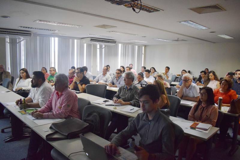 Na segunda-feira (18), representantes da Federação das Indústrias do Pará (Fiepa) e do Centro Internacional de Negócios (CIN), ligado à Fiepa, e da Companhia de Desenvolvimento Econômico do Pará (Codec) estiveram reunidos com mais de 40 empresários paraenses para o evento de apresentação da missão empresarial Pará - Taiwan 2018, iniciativa do Conselho para o Desenvolvimento do Comércio Exterior de Taiwan (Taitra) que tem o objetivo de levar empresas paraenses a Taiwan para conhecer de perto as oportunidades de negócios da região. Com uma das economias mais dinâmicas do mundo, Taiwan é destaque na produção de máquinas e equipamentos e ocupa o 5° lugar mundial nas exportações deste segmento. No Pará, um termo de cooperação assinado em 2017 com a organização de Taiwan apontou o início de relações comerciais mais próximas com a região asiática a partir da promoção de ações prospectivas como esta, que permite aumentar fluxos de importação e exportação com o Brasil e possibilita a diversificação de mercados.

FOTO: IGOR NASCIMENTO / ASCOM CODEC
DATA: 19.06.2018
BELÉM - PARÁ <div class='credito_fotos'>Foto: IGOR NASCIMENTO / ASCOM CODEC   |   <a href='/midias/2018/originais/03f189a7-e9dd-469d-962b-133a2a888d0e.jpg' download><i class='fa-solid fa-download'></i> Download</a></div>
