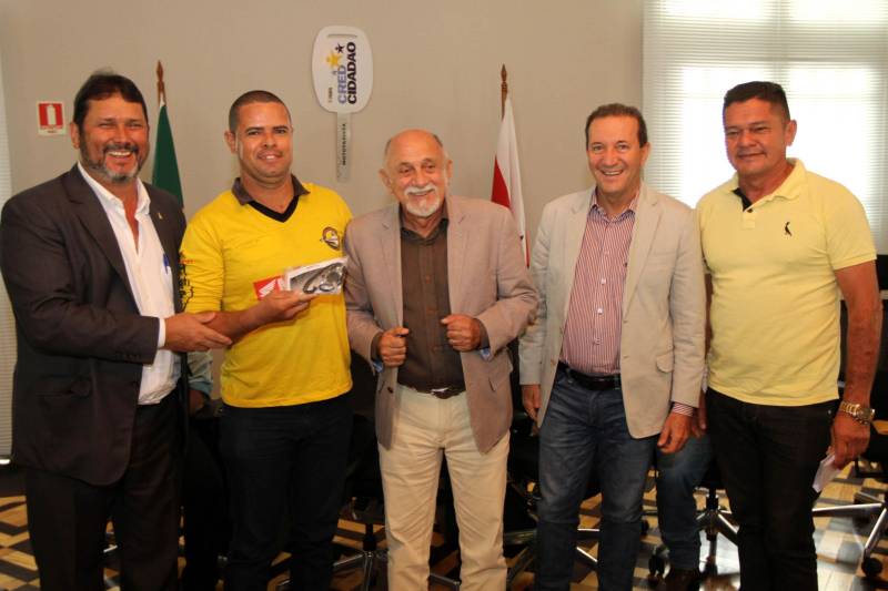 O Governo do Estado entregou, nesta segunda-feira, 12, no Palácio do Governo, 75 motocicletas a mototaxistas de Belém, Castanhal, Ananindeua e Igarapé-Açu. As motos foram adquiridas pelos mototaxistas por meio do Credcidadão, programa que incentiva a geração de trabalho e renda entre os microempreendedores com necessidades financeiras. O governador Simão Jatene fez a entrega das chaves das motos, acompanhado do prefeito de Belém, Zenaldo Coutinho; do presidente da Assembleia Legislativa do Estado do Pará (Alepa), Márcio Miranda; dos deputados Eliel Faustino e Coronel Neil; do secretário de Desenvolvimento Econômico, Indústria, Comércio e Mineração, Hildegardo Nunes; do diretor-geral do Credcidadão, Jorge Rezende e de representantes de sindicatos e associações de mototaxistas, entre eles o presidente do Sindicato dos Mototaxistas do Pará, José Ribamar Soares, o Alemão.
FOTO: CRISTINO MARTINS / AG. PARÁ
DATA: 12.11.2018
BELÉM - PARÁ <div class='credito_fotos'>Foto: Cristino Martins/Ag. Pará | <a href='/midias/2018/originais/03fc1107-d636-4b4c-a747-6c20e765e9c2.jpg' download><i class='fa-solid fa-download'></i> Download</a></div>