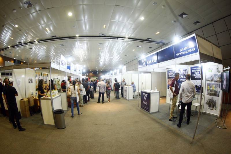Autoridades, cientistas, empresários e produtores rurais participaram, na noite desta segunda-feira (12), no Hangar Convenções e Feiras da Amazônia, da abertura do XVII Congresso Brasileiro de Mandioca e do II Congresso Latino-Americano e Caribenho de Mandioca, os dois mais importantes eventos voltados à mandiocultura no Brasil e no continente, que ocorrem pela primeira vez no Pará.
FOTO: THIAGO GOMES / AG. PARÁ
DATA: 12.03.2018
BELÉM - PARÁ <div class='credito_fotos'>Foto: Thiago Gomes /Ag. Pará | <a href='/midias/2018/originais/04147a47-3e7c-4092-9d93-15cbc0e55c15.jpg' download><i class='fa-solid fa-download'></i> Download</a></div>
