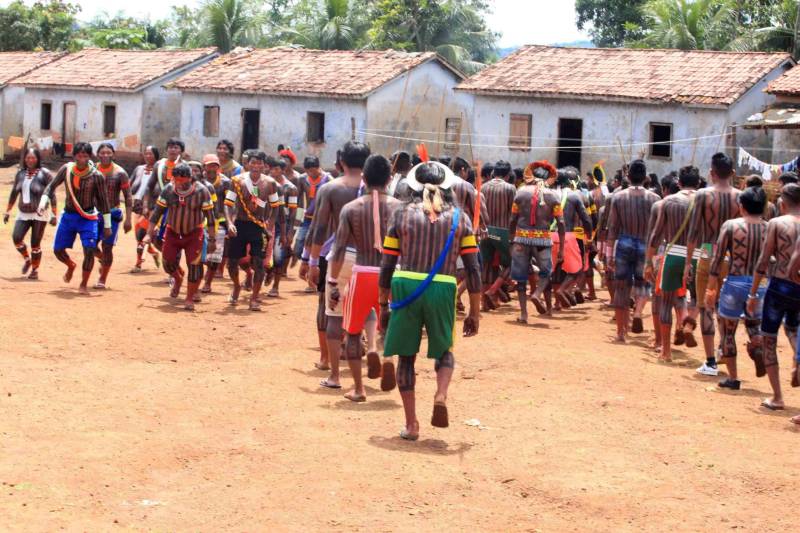 Está quase tudo pronto para a 6ª Semana dos Povos Indígenas, que começa neste domingo (15), em São Félix do Xingu, no sudeste do Pará. Antes de sair das aldeias em direção a São Félix – o terceiro maior município paraense em extensão territorial, atrás apenas de Altamira e Oriximiná –, as tribos fazem festa, numa espécie de preparação para os dias vindouros longe de casa. Na aldeia Krôkamôr, às margens do Rio Xingu e longe cerca de oito horas de barco da sede municipal, homens, mulheres e crianças Kayapó se unem na dança Kwyrykangô.
FOTO: RODOLFO OLIVEIRA / AG. PARÁ
DATA: 15.04.2018
SÃO FÉLIX DO XINGU - PARÁ <div class='credito_fotos'>Foto: Rodolfo Oliveira/Ag. Pará | <a href='/midias/2018/originais/0416fb62-219b-4337-b097-6c49c79ea85e.jpg' download><i class='fa-solid fa-download'></i> Download</a></div>