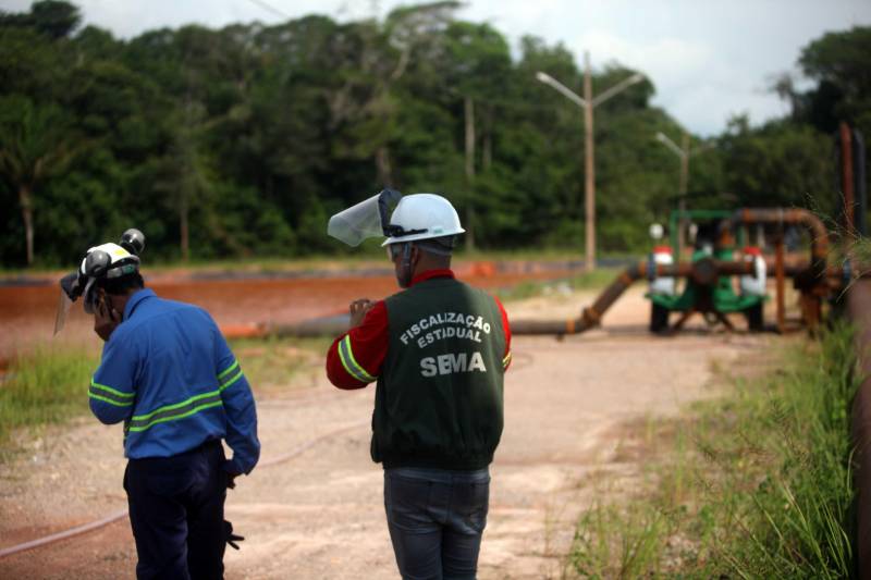 Iniciou neste sábado, 24, o prazo que o Governo do Estado deu para que a empresa de alumínio Hydro Alunorte adote procedimentos e mecanismos seguros ambientalmente, a fim de que as bacias de resíduos da empresa baixem os níveis em pelo menos um metro – o que é definido tecnicamente como padrão de segurança com comprovação permanente da redução e manutenção dos níveis. Uma equipe de fiscalização da Secretaria de Estado de Meio Ambiente e Sustentabilidade (Semas) está no município para fazer o monitoramento dos níveis das bacias do sistema de tratamento dos rejeitos da Bauxita. "Vamos montar equipes para, de duas em duas horas, avaliar o nível das bacias. Em caso de chuva o monitoramento será feito de uma em uma hora", explicou Rejiane Santos, geóloga da Diretoria de Licenciamento Ambiental da Semas.
FOTO: IGOR BRANDÃO / AG PARÁ
DATA: 24.02.2018
BELÉM - PARÁ
<div class='credito_fotos'>Foto: IGOR BRANDÃO / AG. PARÁ | <a href='/midias/2018/originais/041aaaf8-47dd-428d-a7ca-f3427c59935a.jpg' download><i class='fa-solid fa-download'></i> Download</a></div>