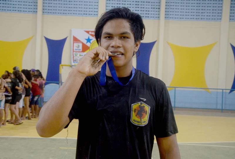 A etapa regional dos Jogos Estudantis Paraenses (Jeps), realizada de 16 a 19 de maio, no município de Igarapé-Açu, no nordeste do Estado, selecionou os times que vão disputar a etapa estadual, em junho, em Belém. Depois dos quatro dias de disputas, Castanhal foi apontada como a delegação que levará para a próxima etapa o maior número de times. Na foto, Ruan Lucas, 16 anos, aluno do 2º ano do ensino médio da Escola Estadual Dom Bosco.
FOTO: RAI PONTES / ASCOM SEDUC
DATA: 20.05.2018
IGARAPÉ-AÇU - PARÁ <div class='credito_fotos'>Foto: Rai Pontes/Ascom Seduc | <a href='/midias/2018/originais/041b2718-4207-46e0-82f5-216c222ef644.jpg' download><i class='fa-solid fa-download'></i> Download</a></div>