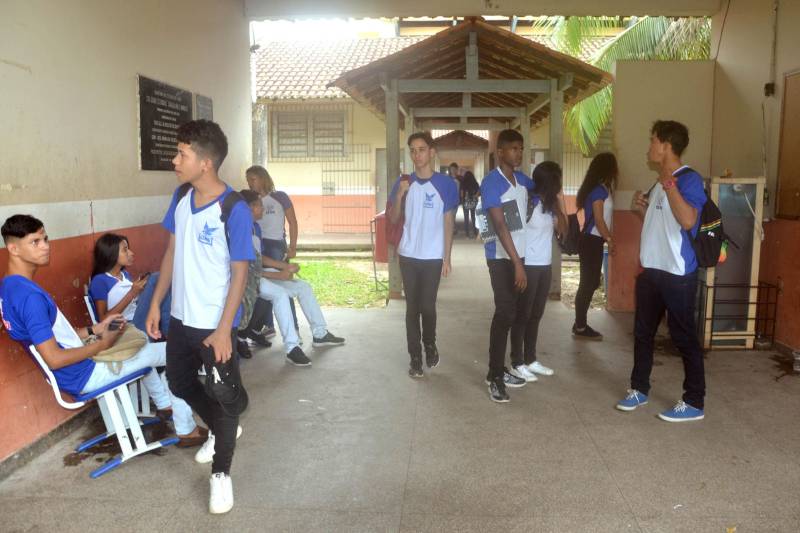 A paralisação deflagrada na manhã desta quarta-feira (2) pelo Sindicato dos Professores em Educação Pública não impediu que quase 98% das escolas estaduais funcionassem normalmente em todo o Estado, conforme levantamento parcial feito pela Secretaria de Educação (Seduc). De 869 escolas no interior e 348 localizadas na Região Metropolitana de Belém, apenas cerca de 2% suspenderam as aulas, apontam os números parciais. Das escolas sob jurisdição das 18 Unidades Seduc na Escola (Uses), 239 funcionaram normalmente pela manhã. Apenas 25 paralisaram parcialmente e 17 suspenderam as aulas. No interior, 580 suspenderam suas atividades parcialmente, e sete não funcionaram. Na foto, funcionamento na escola Magalhães Barata.
FOTO: ELISEU DIAS / ASCOM SEDUC
DATA: 02.05.2018
BELÉM - PARÁ <div class='credito_fotos'>Foto: Eliseu Dias / Ascom Seduc | <a href='/midias/2018/originais/0426545b-3b7a-4e63-949f-c8fe280fca75.jpg' download><i class='fa-solid fa-download'></i> Download</a></div>