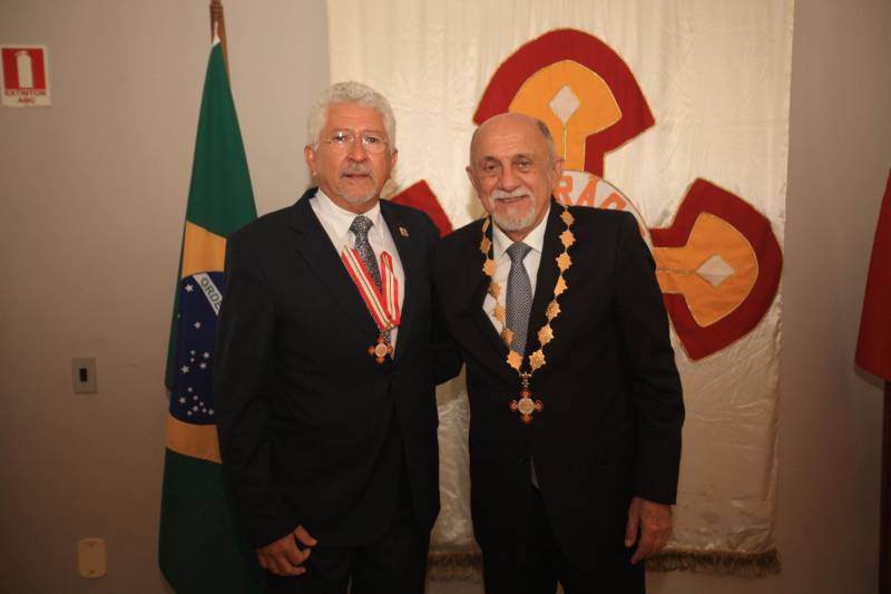 O Governo do Estado do Pará concedeu hoje 230 comendas do Mérito Grão-Pará (foto), a mais alta do Estado, a autoridades e servidores que se destacaram nos últimos oito anos de serviços prestados à população. “O ciclo que encerramos hoje não encerra nossa missão de servir ao público, porque uma vez servidores públicos, trabalhando em benefício da população, nunca mais deixamos de sê-lo, pois essa missão fica gravada em nossos corações”, disse o governador Simão Jatene aos agraciados. O governador entregou, pessoalmente, uma a uma as condecorações.  Das 230 medalhas, 14 foram no grau de Grande Oficial, 60 no grau de Comendador, 8 no grau de Oficial e 11 no grau de Cavaleiro aos servidores civis. Entre os militares, 4 receberam no grau de Comendador, 38 de Oficial e 109 no grau de Cavaleiro.

FOTO: CRISTINO MARTINS / AG. PARÁ
DATA: 31.12.2018
BELÉM - PARÁ <div class='credito_fotos'>Foto: Cristino Martins/Ag. Pará   |   <a href='/midias/2018/originais/043718fb-c7fa-4536-bac1-9dd7dd78292a.jpg' download><i class='fa-solid fa-download'></i> Download</a></div>