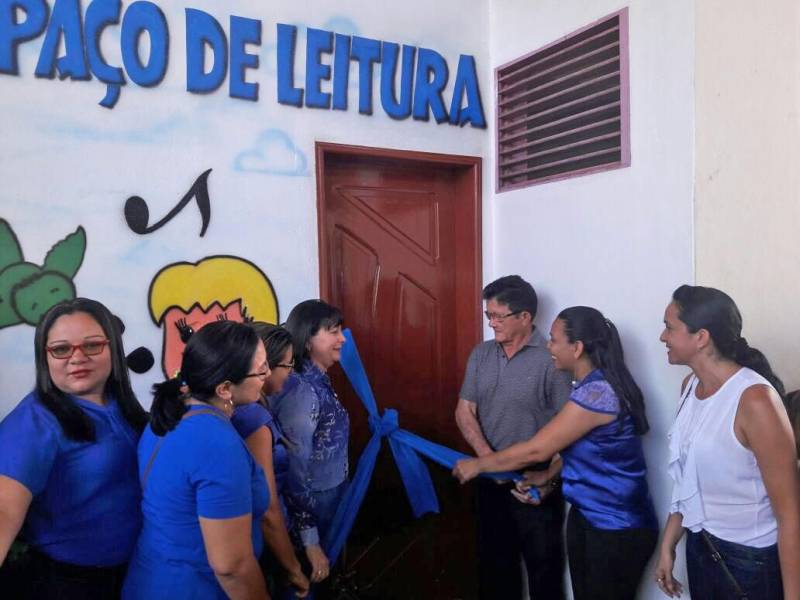 Hoje, também, mais de 500 alunos da Escola Municipal de Educação Infantil e Ensino Fundamental Rosália Simões Barbosa (foto), no município de Monte Alegre, localizado na Mesorregião do Baixo Amazonas, ganharam um Espaço de Leitura do projeto Livro Solidário. A inauguração contou com a presença do vice-prefeito Mateus Almeida, professores, alunos e outras autoridades. “Será de suma importância para a formação do aluno leitor, pois a sala de leitura, além de ser um espaço de continuidade das ações pedagógicas desenvolvidas na escola, vai se transformar também em um espaço de lazer para os moradores de Monte Alegre”, pontuou a gestora da escola, Sheila Andrade Rodrigues, que acredita que o projeto vai trazer benefícios para a escola e para o aluno se aperfeiçoar na leitura e na escrita; ou seja, no processo de ensino e aprendizagem na escola. Os alunos que receberam os 450 livros enviados pela Imprensa Oficial do Estado, por meio do Livro Solidário, participam do projeto ‘Espaço de leitura: levar a ler em lugares distantes’, que é desenvolvido pela aluna do Mestrado em Letras da Universidade Federal do Oeste do Pará (Ufopa), Alessandra Mesquita.
FOTO: ASCOM / IOE
DATA: 14.03.2018
MONTE ALEGRE - PARÁ <div class='credito_fotos'>Foto: ASCOM IOE | <a href='/midias/2018/originais/043c2677-29bf-4f79-ae59-0e8e4e3e7aa6.jpg' download><i class='fa-solid fa-download'></i> Download</a></div>