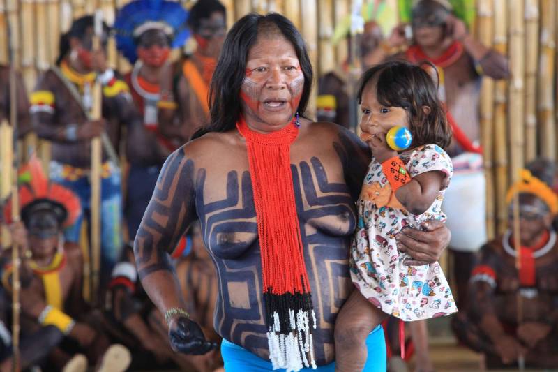 Uma caminhada pelas principais ruas de São Félix do Xingu foi o ponto alto da programação da Semana dos Povos Indígenas nesta quarta-feira (18). Os índios se concentraram em frente à Secretaria Municipal de Cultura, entoando cantos de guerra e dançando na luta por direitos. Uma das principais reivindicações é a retomada de territórios e a gestão ambiental dessas áreas. Durante a passeata, caciques se revezavam proferindo palavras de ordem, enquanto todos seguiam em cadência rumo à Praça do Triângulo, onde ocorre grande parte das atividades. A passeata foi também um protesto contra a exoneração de Franklimberg Ribeiro de Freitas da presidência da Fundação Nacional do Índio (Funai). Ele teria sido demitido pelo presidente Michel Temer a pedido de deputados da bancada ruralista, em Brasília.
FOTO: RODOLFO OLIVEIRA / AG. PARÁ
DATA: 18.04.2018
SÃO FÉLIX DO XINGU - PARÁ <div class='credito_fotos'>Foto: Rodolfo Oliveira/Ag. Pará | <a href='/midias/2018/originais/0440b6e1-a880-4cb8-9edb-52e6e2b0cebf.jpg' download><i class='fa-solid fa-download'></i> Download</a></div>