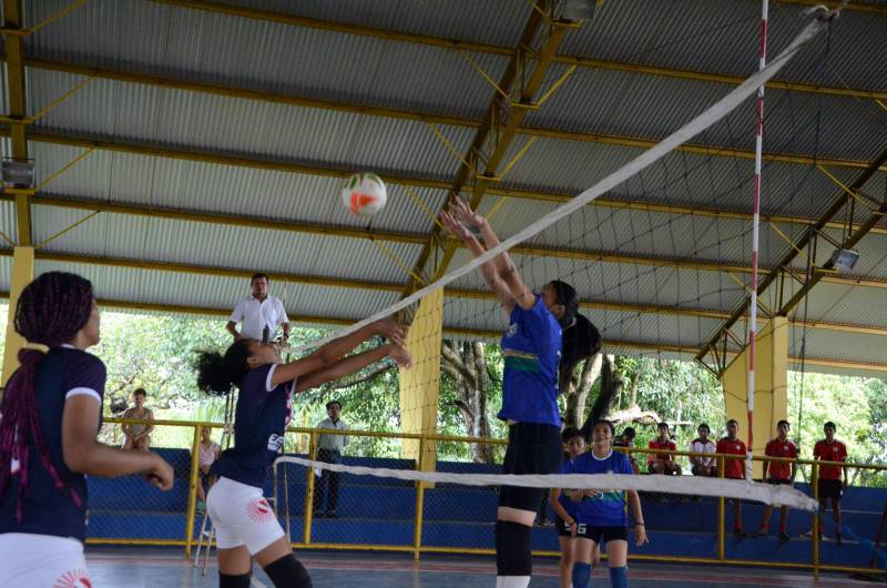 Paragominas, Mãe do Rio e Tomé-Açu são os primeiros campeões da Regional dos Jogos Estudantis Paraenses (JEPS), que ocorrem até domingo (13) em Mãe do Rio, na região nordeste do Pará. Na foto, jogo de voleibol da Escola Técnica Estadual de Paragominas (Eetepa) e Tomé-Açu.
FOTO: ELISEU DIAS / ASCOM SEDUC
DATA: 11.05.2018
MÃE DO RIO - PARÁ <div class='credito_fotos'>Foto: Eliseu Dias / Ascom Seduc | <a href='/midias/2018/originais/04447fb2-d904-49d6-bb16-8e5fc25fa541.jpg' download><i class='fa-solid fa-download'></i> Download</a></div>