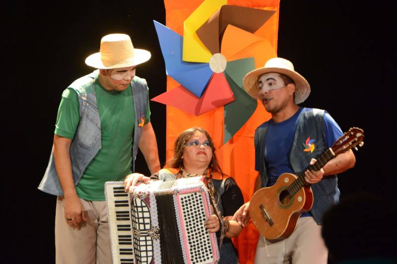 Mangal das Garças preparou uma programação especial para o domingo de páscoa, 01 de abril. O projeto teatrinho do Mangal terá a Cia Girândola de Contadores de Histórias em “Dona galinha e o ovo de páscoa” (foto). A programação é gratuita e será realizada às 10h30, no armazém do tempo, compreendido no Parque. A contação trará a temática pascalina de forma lúdica e divertida às crianças que estiverem no local. Com mais de 10 anos de carreira, Alci Santos, componente do Grupo Girândola afirma que “ somos um coletivo de práticas fascinantes, de incentivo à leitura e à manutenção de uma arte milenar, que envolve os atos de ouvir e contar histórias” disse.
FOTO: GERALDO RAMOS / ASCOM OS PARÁ 2000
DATA: 29.03.2018
BELÉM - PARÁ <div class='credito_fotos'>Foto: Geraldo Ramos/ OS Pará 2000 | <a href='/midias/2018/originais/0453cb2e-a68f-485c-bc76-050a33fad29b.jpg' download><i class='fa-solid fa-download'></i> Download</a></div>