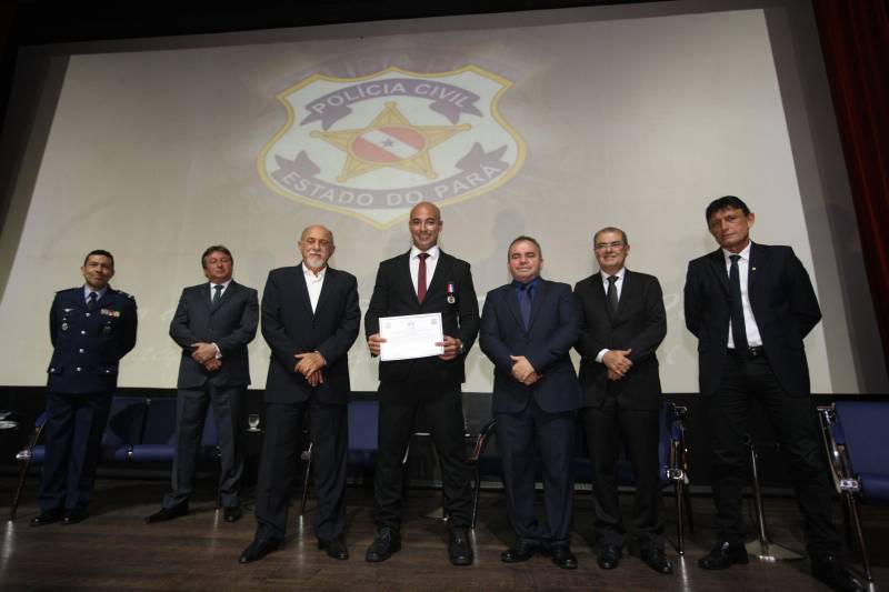 O Pará vai voltar a ter um delegado de polícia para cada município. A posse de 149 novos delegados da Polícia Civil, que aconteceu nesta segunda-feira (26) no Teatro Maria Sylvia Nunes, na Estação das Docas, vai garantir, com sobras, a cobertura completa dos 144 municípios do estado. Aprovados em concurso público, os novos delegados concluíram o curso de Formação da Polícia Civil do Pará no dia 15 deste mês. O curso foi o primeiro do Brasil a incluir sete disciplinas inéditas: Oratória, Atuação Policial frente aos Grupos Vulneráveis, Relacionamento com a Imprensa e Mídias Sociais, Abordagem Psicopatológica do Crime e da Violência, Investigação Financeira no Enfrentamento ao Crime de Lavagem de dinheiro, Noções Básicas de Enfrentamento às Fraudes Veiculares e Linguagem Brasileira de Sinais. O concurso aprovou ainda 300 investigadores, 180 escrivães e 20 papiloscopistas. Os novos policiais civis passaram por quatro meses de formação técnica e profissional na Acadepol. Com a nomeação, o próximo passo será a lotação dos novos servidores públicos nas unidades de Polícia Civil do estado, quando eles saberão em qual região do Pará trabalharão inicialmente. Na foto, o formando João Costa (calvo), primeiro lugar no curso.
FOTO: SYDNEY OLIVEIRA / AG. PARÁ
DATA: 26.02.2018
BELÉM - PARÁ <div class='credito_fotos'>Foto: Sidney Oliveira/Ag. Pará | <a href='/midias/2018/originais/04567a07-82a8-4eaa-8681-3fb4e930beea.jpg' download><i class='fa-solid fa-download'></i> Download</a></div>