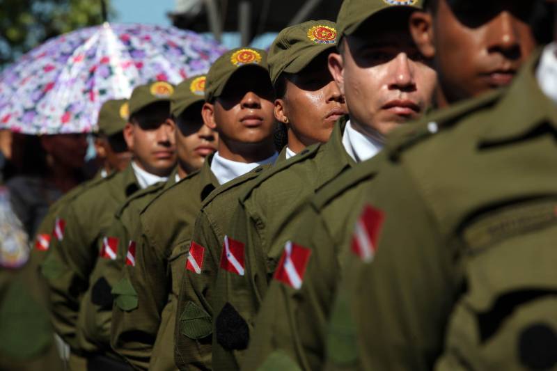 A cerimônia de formatura dos novos praças da Polícia Militar ocorreu na manhã desta segunda-feira (9), simultaneamente, em Belém e outros seis municípios paraenses: Santa Izabel, Castanhal, Barcarena, Capanema, Bragança e Tucuruí. Em Parauapebas, Marabá, Breves, Soure e Conceição do Araguaia, a formatura será celebrada na quinta-feira, dia 12. Na sexta-feira, dia 13, é a vez de Santarém, Altamira, Paragominas e Itaituba. O governador Simão Jatene presidiu a cerimônia de formatura no Portal da Amazônia, bairro da Cidade Velha, em Belém. Milhares de familiares dos formandos lotaram o espaço para entregar aos novos policiais militares seus diplomas de conclusão de curso.
FOTO: SIDNEY OLIVEIRA / AG. PARÁ
DATA: 09.07.2018
BELÉM - PARÁ <div class='credito_fotos'>Foto: Sidney Oliveira/Ag. Pará | <a href='/midias/2018/originais/045bc746-de25-4901-8fda-29bf320a0010.jpg' download><i class='fa-solid fa-download'></i> Download</a></div>