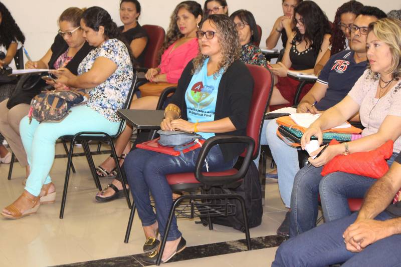 Cerca de 70 pessoas participaram, nesta terça-feira (08), do curso “Convivência e Paradesporto - Gestão do Cotidiano”, uma parceria entre o Núcleo de Articulação e Cidadania (NAC) do Governo do Pará, a Assistência Social Paulus e o Comitê Paraolímpico Brasileiro (CPB). O evento foi realizado no auditório da Casa Civil, em Belém. O programa é realizado em todo o país com ações estruturadas para dialogar e construir coletivamente as soluções para as principais demandas da política de Assistência Social no Brasil. Essa é a segunda turma capacitada com o tema paradesporto, a primeira foi em Curitiba, no início do ano. Durante uma das atividades práticas, os participantes foram vendados e tiveram que encarar as dificuldades de uma pessoa com deficiência visual como uma caminhada pela calçada ou compras em uma feira.
FOTO: ASCOM / NAC
DATA: 08.05.2018
BELÉM - PARÁ
<div class='credito_fotos'>Foto: Ascom NAC | <a href='/midias/2018/originais/045fd3ff-9ea5-4a69-96d3-874e151b8da5.jpg' download><i class='fa-solid fa-download'></i> Download</a></div>