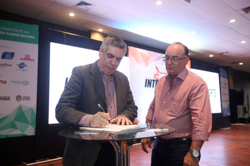 Ainda durante o evento, foi assinado o contrato de comodato entre a Companhia de Desenvolvimento Econômico do Pará (Codec) e o Sindicato dos Produtores Rurais de Marabá (SPRM), de parte de um lote onde está localizado o Parque de Exposições José Francisco Diamantino, no Distrito Industrial de Marabá. A área possui mais de 55 mil metros quadrados. A outorga é válida por 20 anos. Ainda pela Codec, o prefeito Sebastião Miranda e o titular do órgão, Fábio Lúcio Costa (e), assinaram o termo de entrega do Guia do Investidor.

FOTO: THIAGO GOMES / AG. PARÁ
DATA: 21.05.2018
MARABÁ - PARÁ <div class='credito_fotos'>Foto: Thiago Gomes /Ag. Pará   |   <a href='/midias/2018/originais/04660f7b-ce5c-445c-a8be-cfca64619434.jpg' download><i class='fa-solid fa-download'></i> Download</a></div>
