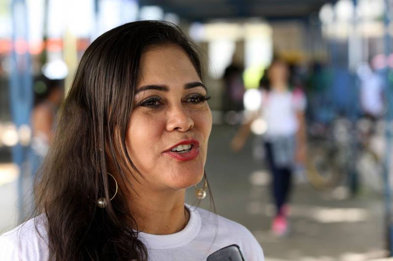 Uma das seis escolas da capital nas quais o Cipoe atua com o Plano de Segurança Escolar é a Escola Estadual Hilda Vieira, no bairro da Marambaia. Lá estudam 1.300 alunos, do ensino fundamental à Educação de Jovens e Adultos (EJA), nos períodos matutino, vespertino e noturno. Na foto, a diretora Geovânia Paiva, 49 anos.
FOTO: SIDNEY OLIVEIRA / AG. PARÁ
DATA: 30.05.2018
BELÉM - PARÁ <div class='credito_fotos'>Foto: Sidney Oliveira/Ag. Pará | <a href='/midias/2018/originais/046f1eac-d37b-48b6-8dbb-5e875bd06153.jpg' download><i class='fa-solid fa-download'></i> Download</a></div>