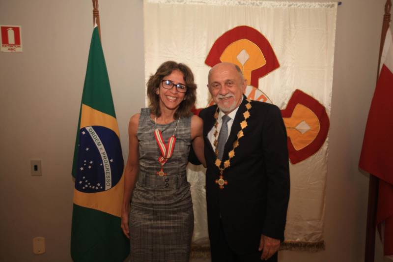 O Governo do Estado do Pará concedeu hoje 230 comendas do Mérito Grão-Pará (foto), a mais alta do Estado, a autoridades e servidores que se destacaram nos últimos oito anos de serviços prestados à população. “O ciclo que encerramos hoje não encerra nossa missão de servir ao público, porque uma vez servidores públicos, trabalhando em benefício da população, nunca mais deixamos de sê-lo, pois essa missão fica gravada em nossos corações”, disse o governador Simão Jatene aos agraciados. O governador entregou, pessoalmente, uma a uma as condecorações.  Das 230 medalhas, 14 foram no grau de Grande Oficial, 60 no grau de Comendador, 8 no grau de Oficial e 11 no grau de Cavaleiro aos servidores civis. Entre os militares, 4 receberam no grau de Comendador, 38 de Oficial e 109 no grau de Cavaleiro.

FOTO: CRISTINO MARTINS / AG. PARÁ
DATA: 31.12.2018
BELÉM - PARÁ <div class='credito_fotos'>Foto: Cristino Martins/Ag. Pará   |   <a href='/midias/2018/originais/04712cfe-3b11-437e-a6d5-5d61e88857c9.jpg' download><i class='fa-solid fa-download'></i> Download</a></div>