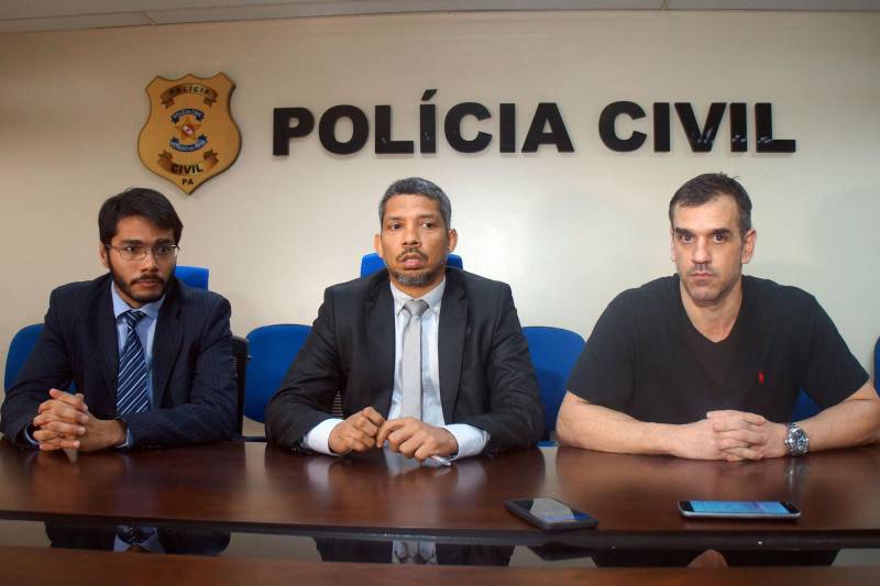 A Polícia Civil do Rio de Janeiro, com apoio da Polícia Civil do Pará, prendeu, nesta quarta-feira (21), em Belém, em cumprimento a mandado de prisão preventiva, o carioca Marcelo Fonseca de Souza, 47 anos, conhecido como Marcelo Xará, considerado uma das lideranças da facção criminosa Comando Vermelho com atuação nos morros do Engenho e da Mangueira, no Rio de Janeiro. Ele foi localizado durante a manhã, em um apartamento de alto padrão, no bairro do Umarizal, área nobre de Belém, onde estava residindo com familiares. Na foto, o delegado Fernando Rocha, diretor do Núcleo de Inteligência da Polícia Civil do Pará, o delegado-geral do Pará, Claudio Galeno, e o delegado Rodrigo Martiniano, do 44º DP do Rio, no bairro de Inhaúma.
FOTO: ASCOM PC
DATA: 21.11.2018
BELÉM - PARÁ <div class='credito_fotos'>Foto: Ascom / Polícia Civil | <a href='/midias/2018/originais/047a3dbd-3165-4ffd-b181-9f08ce55c0ff.jpg' download><i class='fa-solid fa-download'></i> Download</a></div>