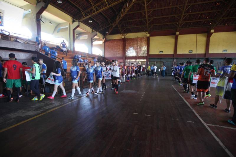 Mais de 300 policiais militares, de diversas localidades do Pará, participam neste sábado (3) e no domingo (4) da II Copa de Futsal da Casa Militar da Governadoria, em comemoração aos 101 anos de criação do órgão. Quarenta equipes participam do torneio, sendo 32 masculinas, quatro femininas, duas sub-16 e duas sub-13, as duas últimas formadas por alunos da escolinha de futsal da PM, que ensina a filhos de militares técnicas e regras da prática esportiva.
FOTO: RODOLFO OLIVEIRA / AG. PARÁ
DATA: 03.03.2018
BELÉM - PARÁ <div class='credito_fotos'>Foto: Rodolfo Oliveira/Ag. Pará | <a href='/midias/2018/originais/0487ea4a-743d-4c94-be41-af40b57a538c.jpg' download><i class='fa-solid fa-download'></i> Download</a></div>