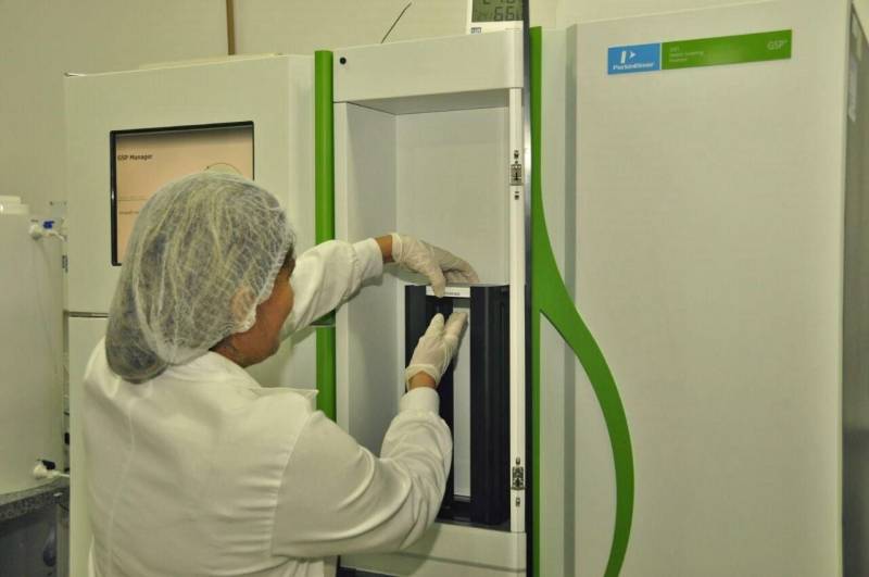 Desde novembro de 2017, o Laboratório Central do Estado (Lacen-PA) é responsável no Pará pelo Programa de Triagem Neonatal (PTN), conhecido como teste do pezinho, que antes era feito pelo Laboratório de Pesquisa e Apoio Diagnóstico (Lapad), da Universidade do Estado do Pará (Uepa). Atualmente, o Pará está habilitado na Fase III do PTN, que abrange análises para diagnóstico de quatro doenças - hipotireoidismo congênito, fenilcetonúria, doença falciforme e fibrose cística. O período ideal para realização do exame é entre o terceiro e o quinto dia após o nascimento da criança. O procedimento é fundamental para o diagnóstico precoce dessas doenças congênitas e metabólicas, que podem ter consequências graves para o desenvolvimento da criança.
FOTO: JOSÉ PANTOJA / ASCOM SESPA
DATA: 11.04.2018
BELÉM - PARÁ <div class='credito_fotos'>Foto: José Pantoja / Ascom Sespa | <a href='/midias/2018/originais/0488d3aa-15b2-44c5-9585-7c728f023421.jpg' download><i class='fa-solid fa-download'></i> Download</a></div>