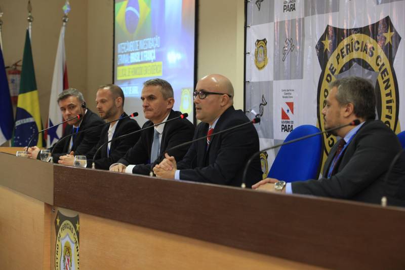 Em 2018, o Centro de Perícias Científicas (CPC) Renato Chaves celebra a segunda parceria com a Polícia Internacional. Dessa vez, o intercâmbio foi fechado com a Polícia Francesa, na manhã desta segunda-feira (23), com a abertura da Semana de Intercâmbio de Investigação Criminal: Brasil x França - O Local de Homicídio em Evidência, no auditório do CPC. Durante a semana, os peritos ampliarão seus conhecimentos sobre as técnicas, protocolos e tecnologias utilizadas na França. Policiais civis e militares também participam da qualificação. O intercâmbio está sendo organizado pela Direção Geral do CPC, por meio da Direção de Cooperação Internacional da Embaixada Francesa, sediada em Brasília. Dois agentes da Polícia do Brigade Criminelle e do Service Régionale d'Identité Judiciaire, com apoio do Ministério do Interior da França, participam da qualificação, que segue até a próxima sexta-feira (27) e será realizada na modalidade presencial, com aulas práticas e teóricas sobre as técnicas em local de crime.
FOTO: RODOLFO OLIVEIRA / AG. PARÁ
DATA: 23.04.2018
BELÉM - PARÁ <div class='credito_fotos'>Foto: Rodolfo Oliveira/Ag. Pará | <a href='/midias/2018/originais/048f252b-a1a7-4aff-b54b-dd91b2ad49f7.jpg' download><i class='fa-solid fa-download'></i> Download</a></div>