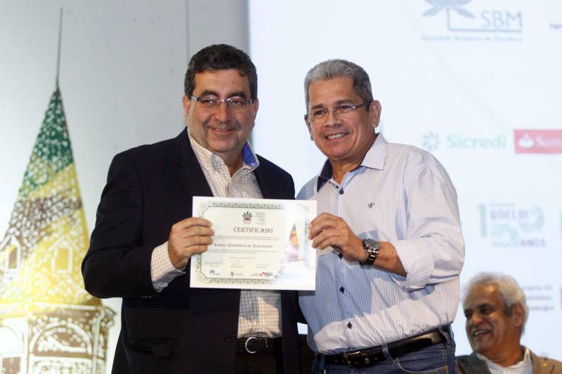 Autoridades, cientistas, empresários e produtores rurais participaram, na noite desta segunda-feira (12), no Hangar Convenções e Feiras da Amazônia, da abertura do XVII Congresso Brasileiro de Mandioca e do II Congresso Latino-Americano e Caribenho de Mandioca, os dois mais importantes eventos voltados à mandiocultura no Brasil e no continente, que ocorrem pela primeira vez no Pará. Durante a abertura dos congressos, autoridades, produtores e técnicos que trabalham para o desenvolvimento da cadeia produtiva da mandioca receberam certificados pela contribuição (foto).
FOTO: THIAGO GOMES / AG. PARÁ
DATA: 12.03.2018
BELÉM - PARÁ <div class='credito_fotos'>Foto: Thiago Gomes /Ag. Pará | <a href='/midias/2018/originais/0497fb30-5652-4001-be55-b5df402f24f5.jpg' download><i class='fa-solid fa-download'></i> Download</a></div>