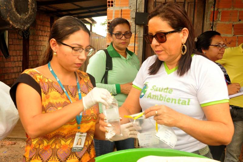 Técnicos da Secretaria de Estado de Saúde Pública (Sespa) e da Secretaria Municipal de Saúde de Barcarena continuaram, nesta quarta-feira (28), com o trabalho de coleta de amostras de água que é consumida pela população das comunidades localizadas às proximidades da área afetada pela contaminação no município de Barcarena. Esse trabalho, que começou com coleta nas comunidades de Vila Nova, Bom Futuro e Bujaruba, está sendo estendido para outras comunidades, à medida que novas denúncias chegam às autoridades de Saúde Ambiental. Nesta quarta-feira, houve coleta de amostras novamente em Bujaruba e, pela primeira vez, na comunidade de Murucupi.
FOTO: JOSÉ PANTOJA / ASCOM SESPA
DATA: 28.02.2018
BELÉM - PARÁ <div class='credito_fotos'>Foto: José Pantoja / Ascom Sespa | <a href='/midias/2018/originais/049b9189-ba35-412b-a1c9-17de304e9238.jpg' download><i class='fa-solid fa-download'></i> Download</a></div>