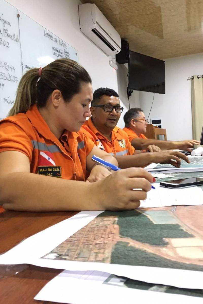 O governo do Estado intensificou as ações nas comunidades do município de Barcarena, no nordeste paraense, afetadas pela contaminação constatada pelo Instituto Evandro Chagas (IEC), no entorno da área de atuação da empresa Hydro. A força-tarefa de órgãos estaduais em parceria com a prefeitura municipal seguiu neste domingo (25), com a continuação do cadastramento de famílias, levantamento de possíveis problemas de saúde decorrentes da situação e distribuição de água potável, medidas emergenciais determinadas pelo Grupo de Trabalho do Governo do Estado. Ao todo, 30 profissionais da saúde, entre agentes de endemias e de saúde, além de 16 assistentes sociais, agentes da Defesa Civil, entre outros profissionais do Estado e Município atuam nos últimos dias nas comunidades de Bom Futuro, Vila Nova e Bujaruba. As equipes estão em campo para mapear e identificar as necessidades das famílias que residem nesses locais e que tipo de impacto que elas podem ter sofrido. Na foto, a Major Ciléa Mesquita (e), chefe da divisão de apoio à comunidade da Defesa Civil do Estado.
FOTO: LIDIANE SOUZA / SECOM
DATA:25.02.2018
BARCARENA - PARÁ
<div class='credito_fotos'>Foto: LIDIANE SOUZA / SECOM | <a href='/midias/2018/originais/04ad5d89-40be-46e5-b403-ff497f1f842d.jpg' download><i class='fa-solid fa-download'></i> Download</a></div>